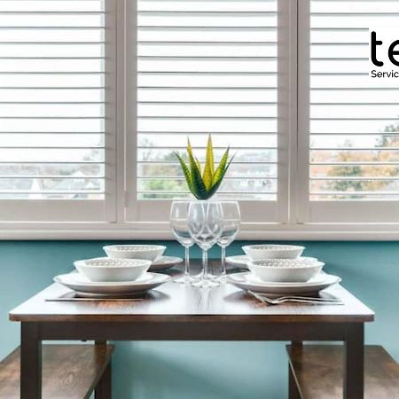 Stylish 1 Bed Apt , Central , Pkg, Perfect For Long Stays Egham Esterno foto