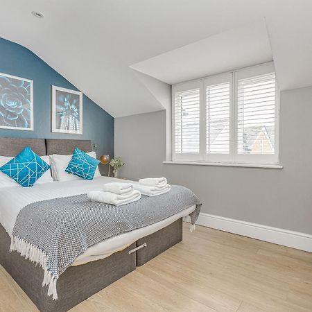 Stylish 1 Bed Apt , Central , Pkg, Perfect For Long Stays Egham Esterno foto