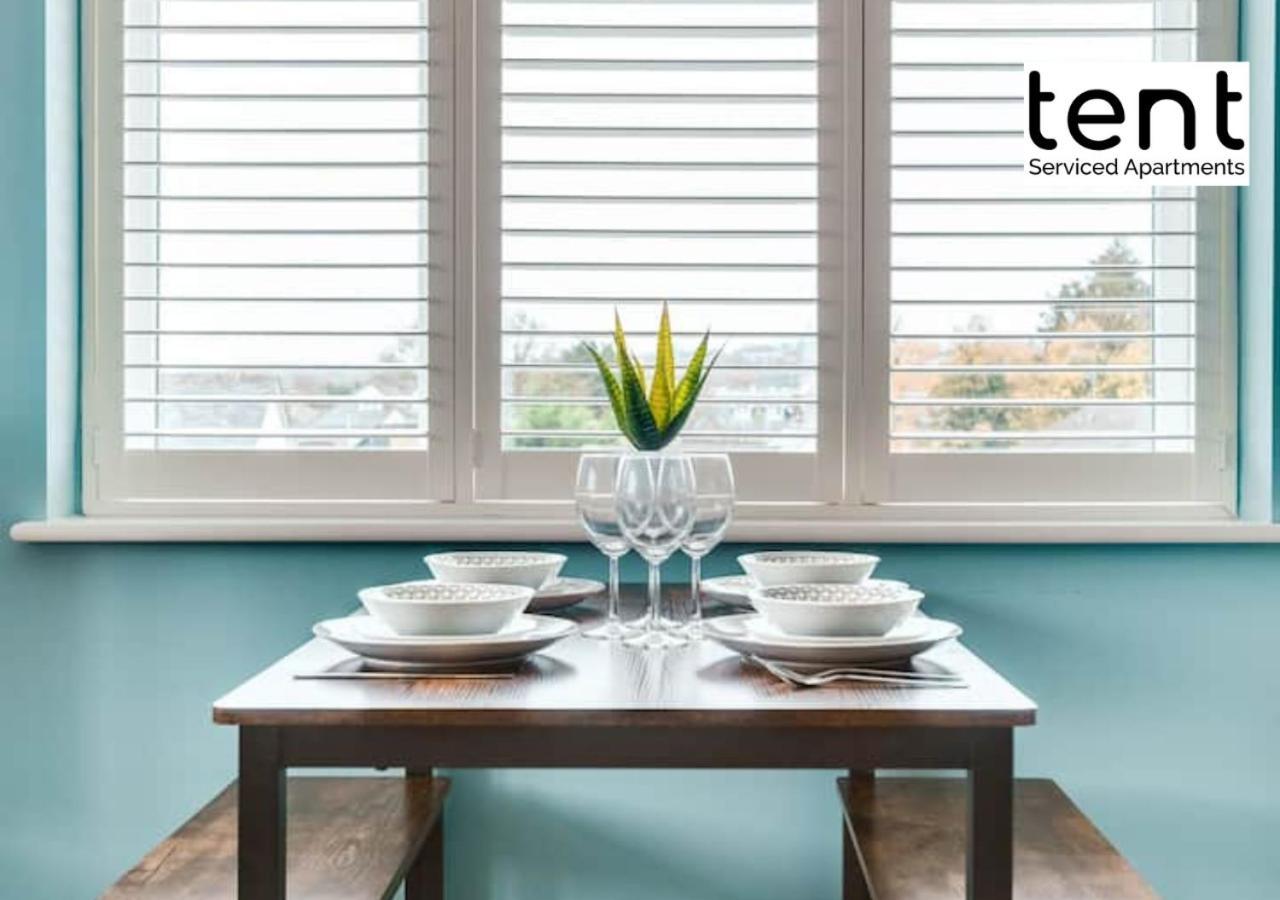 Stylish 1 Bed Apt , Central , Pkg, Perfect For Long Stays Egham Esterno foto
