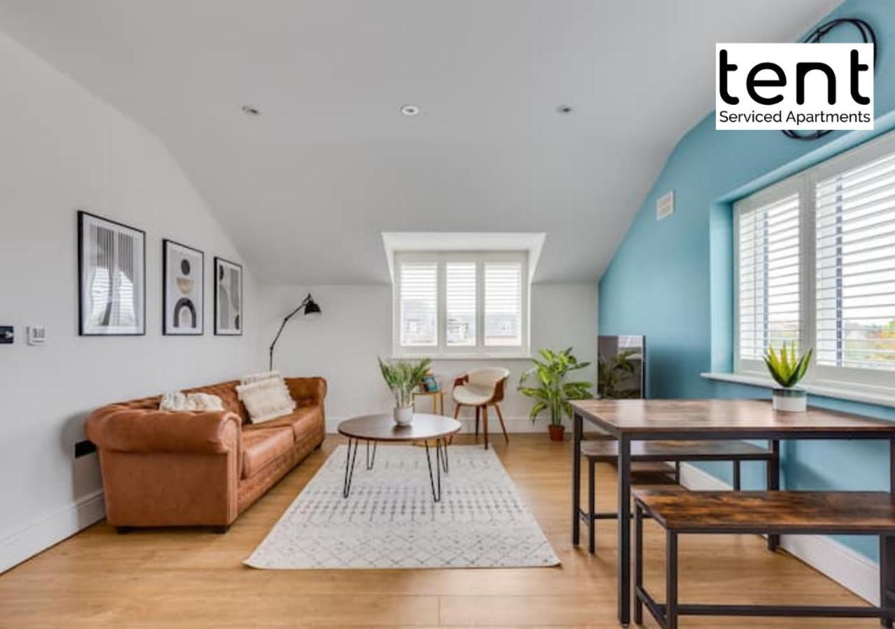 Stylish 1 Bed Apt , Central , Pkg, Perfect For Long Stays Egham Esterno foto