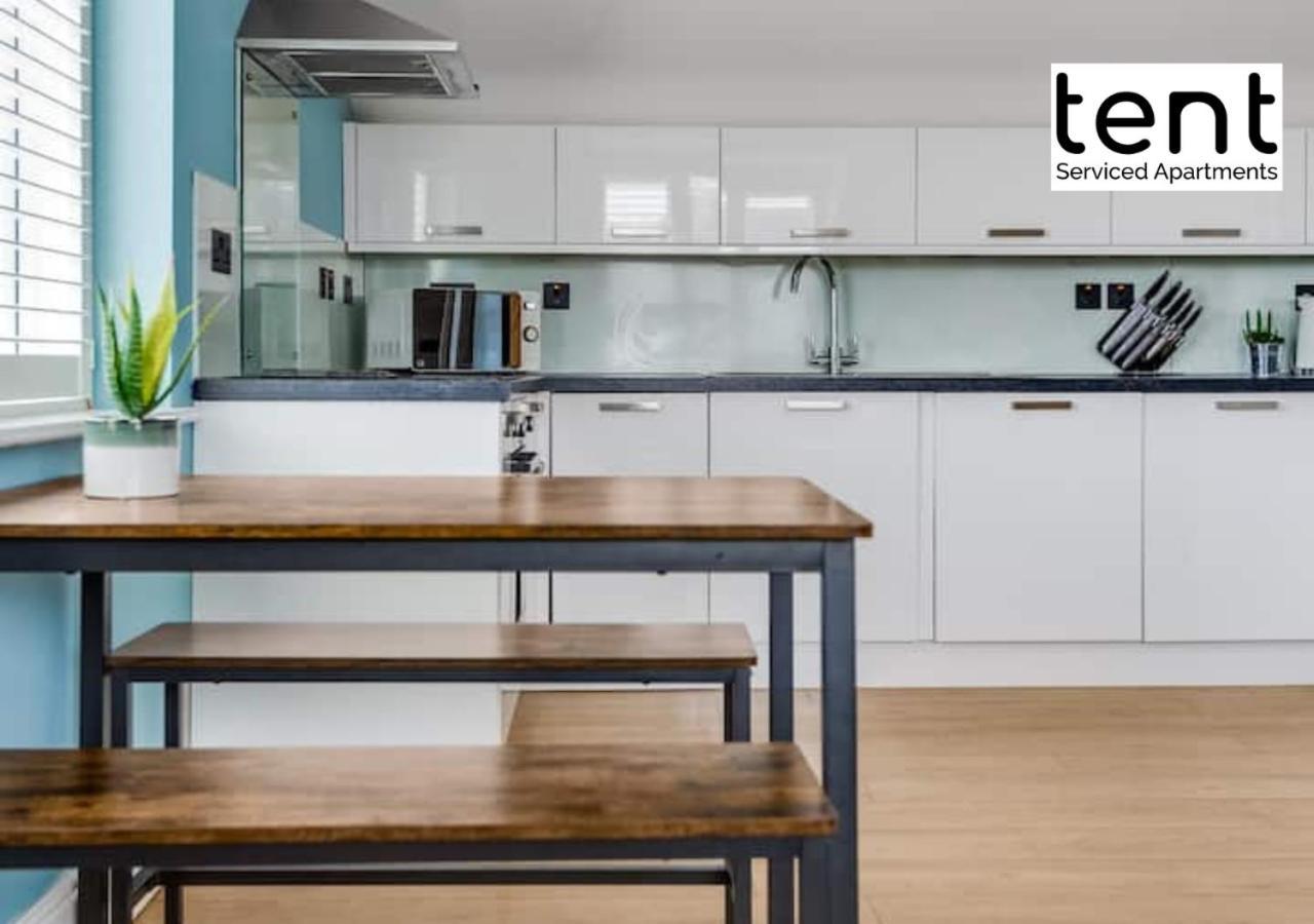 Stylish 1 Bed Apt , Central , Pkg, Perfect For Long Stays Egham Esterno foto