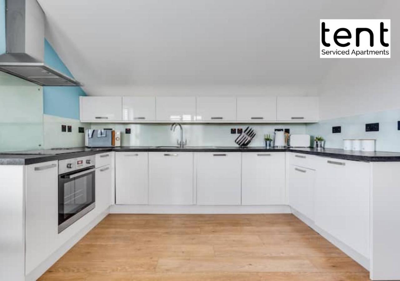 Stylish 1 Bed Apt , Central , Pkg, Perfect For Long Stays Egham Esterno foto