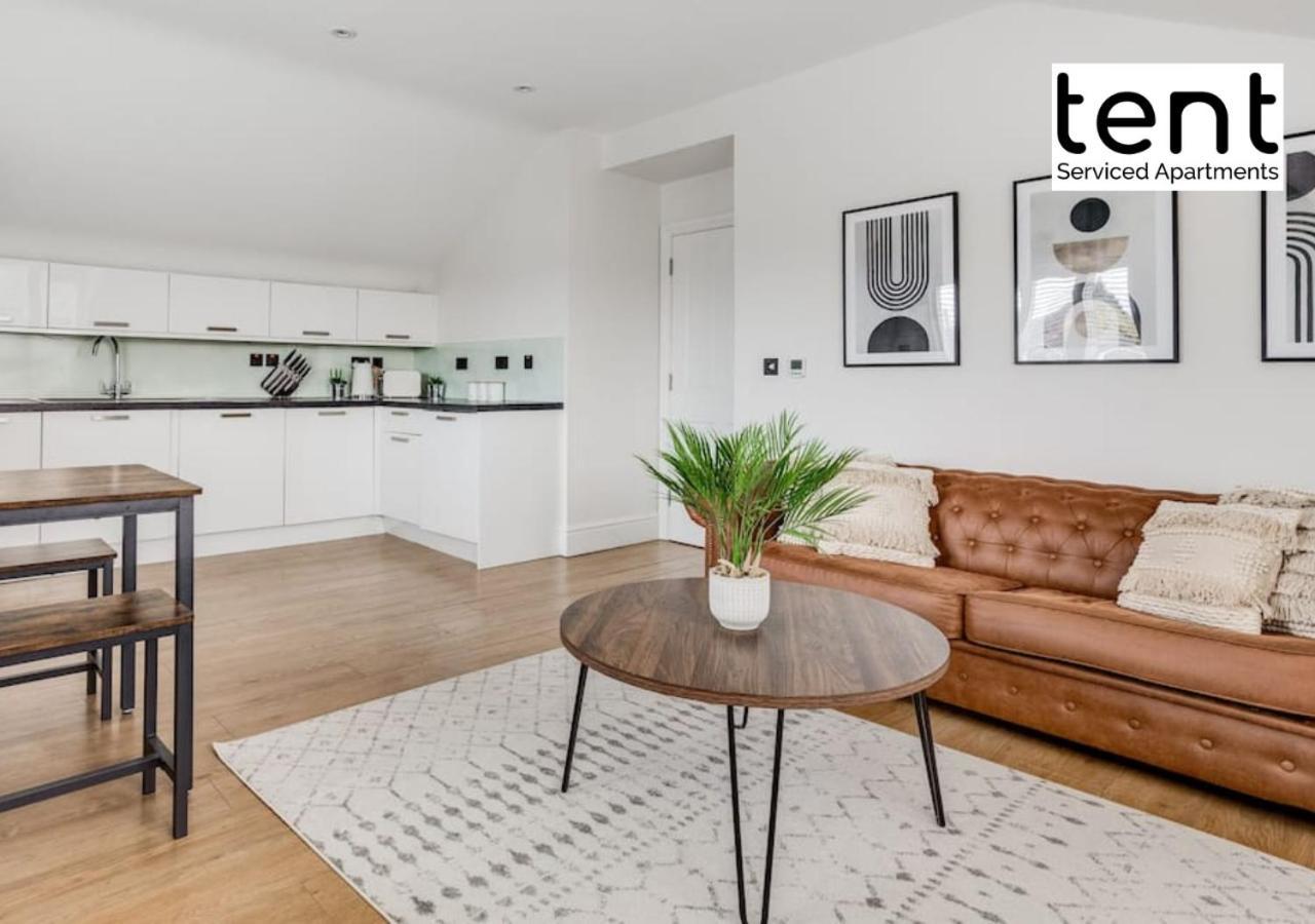 Stylish 1 Bed Apt , Central , Pkg, Perfect For Long Stays Egham Esterno foto