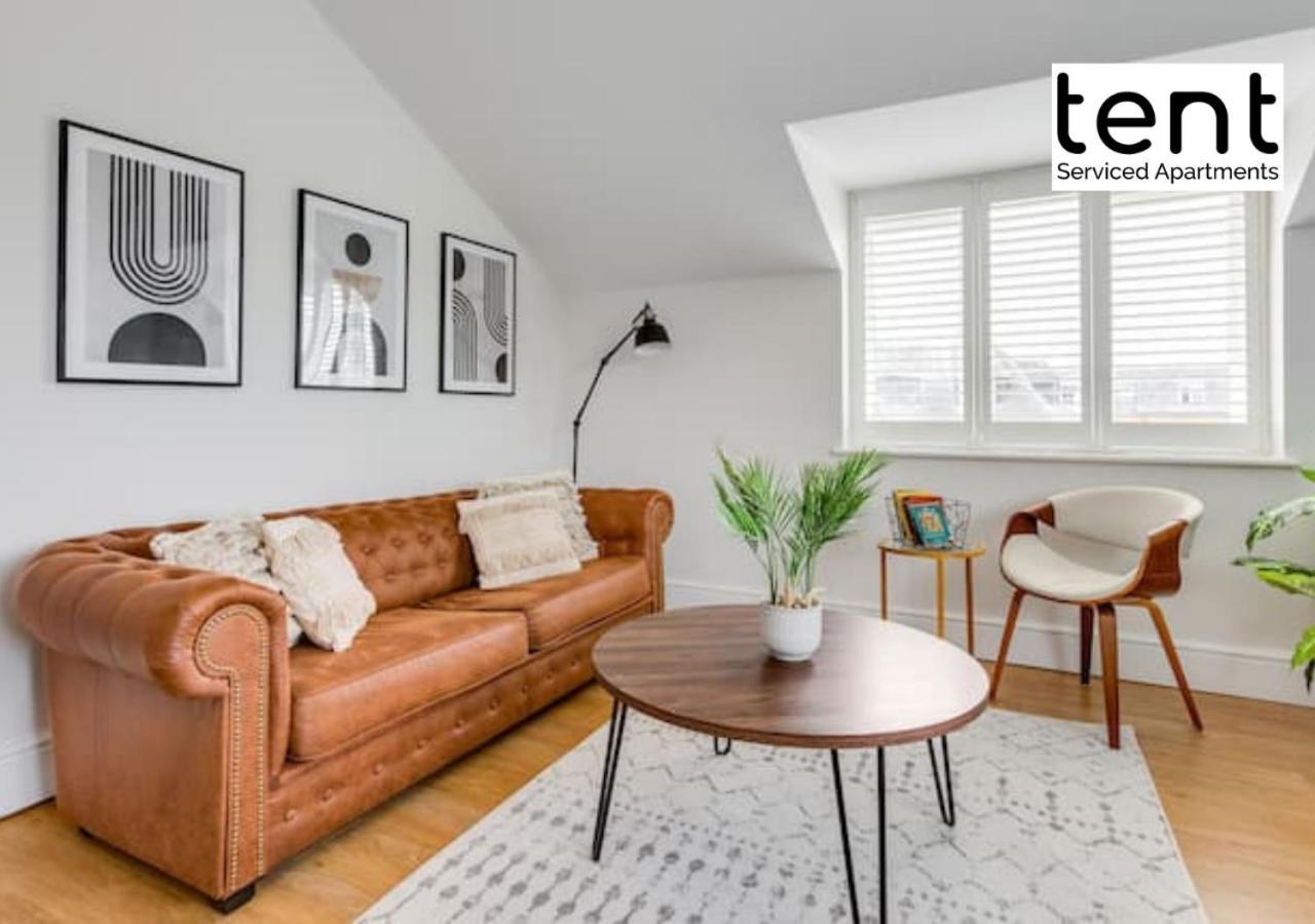 Stylish 1 Bed Apt , Central , Pkg, Perfect For Long Stays Egham Esterno foto