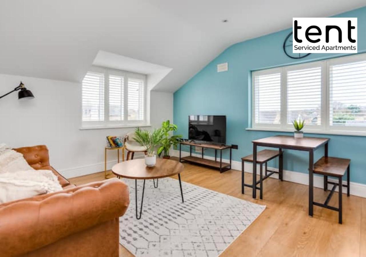 Stylish 1 Bed Apt , Central , Pkg, Perfect For Long Stays Egham Esterno foto