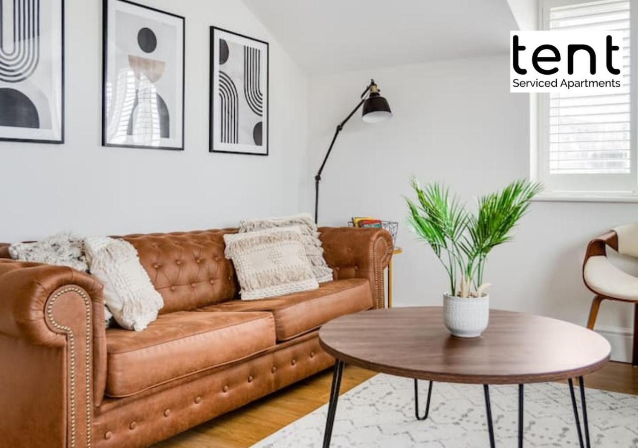 Stylish 1 Bed Apt , Central , Pkg, Perfect For Long Stays Egham Esterno foto