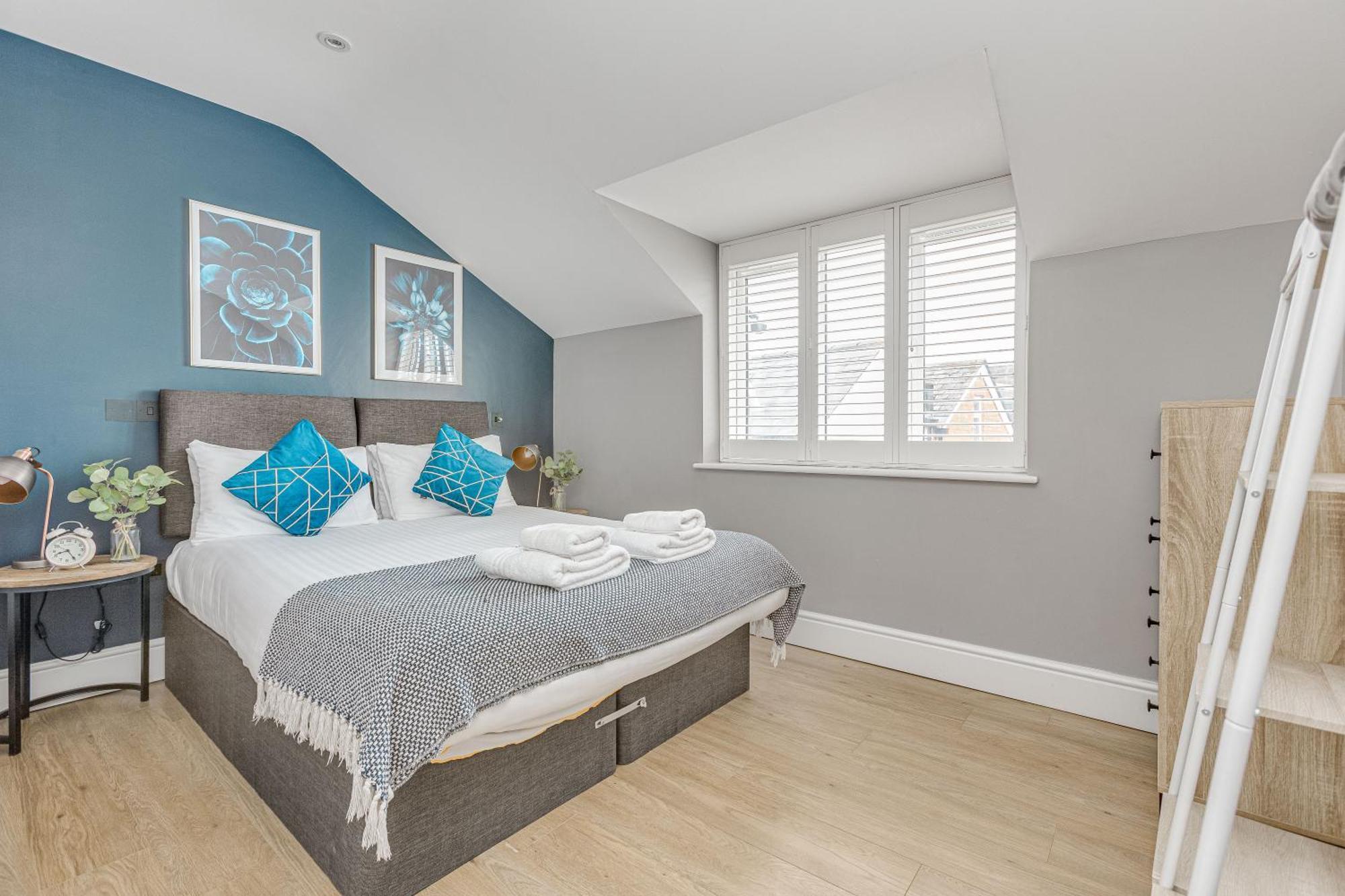 Stylish 1 Bed Apt , Central , Pkg, Perfect For Long Stays Egham Esterno foto